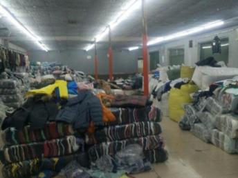 寻找甩货开店好货源 地摊服装批发与北京鞋帽箱包库房资源全解析